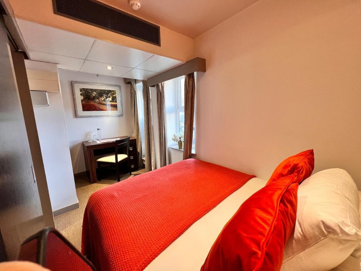 En-suite Twin For 4, 203 Londen
